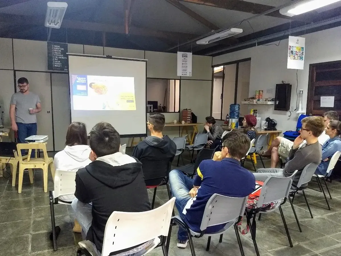 Participantes em uma oficina de arqueologia e fabricação digital do Archeotech