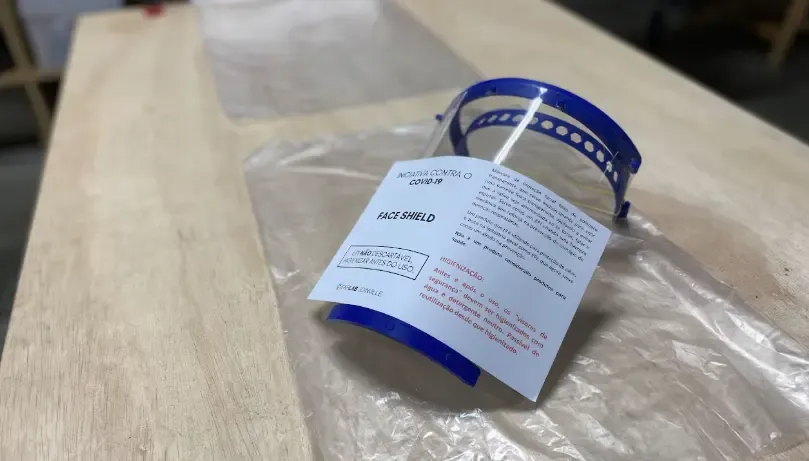 Face shield pronta para distribuição, com instruções de uso e higienização